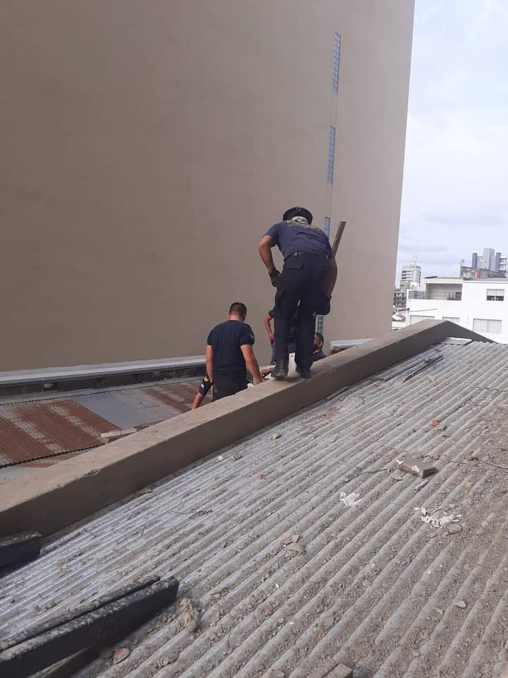 Corrientes: obrero de la construcción cayó por el pozo de un ascensor y fue trasladado al hospital