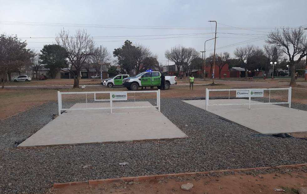 Increíble: roban el césped sintético de canchitas de fútbol en Corrientes