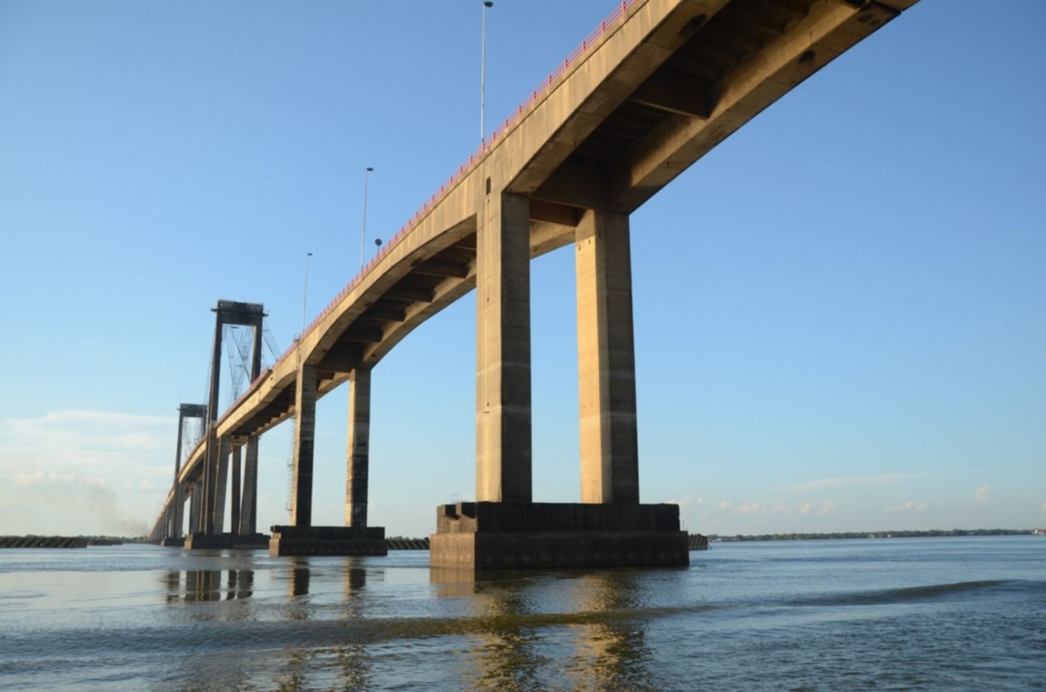 Una mujer intentó arrojarse del Puente General Belgrano
