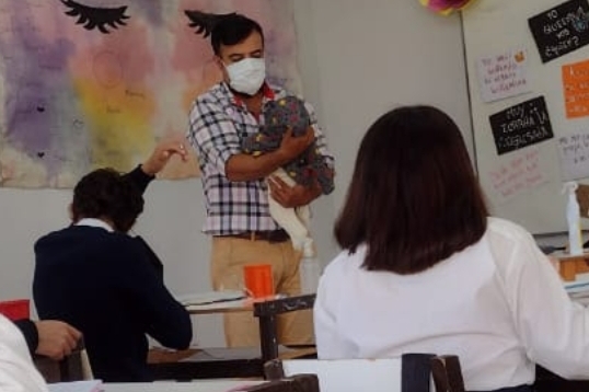 Paraje Derqui: profesor cuidó al bebé de una alumna para que pudiera estudiar