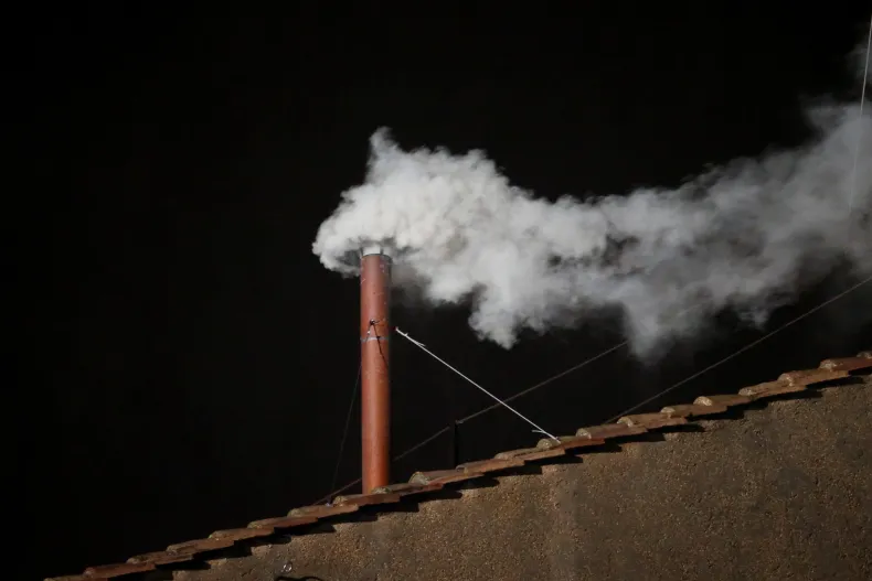 El Vaticano ya instaló la chimenea en la Capilla Sixtina para el cónclave