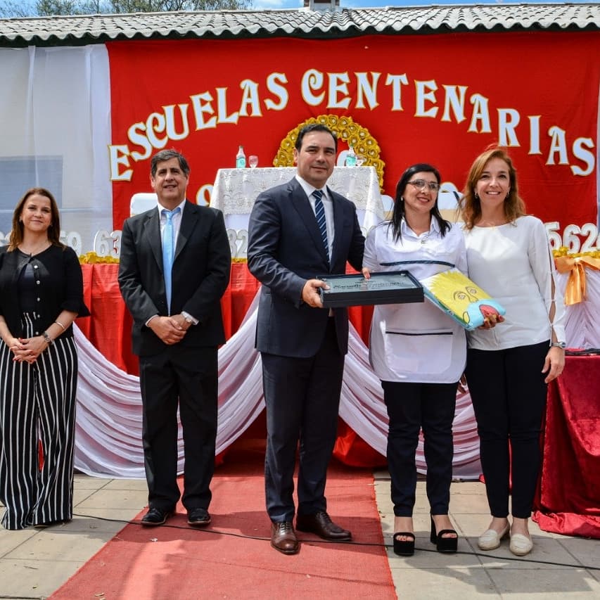 Al encabezar el acto del centenario de 22 escuelas primarias   Desde el paraje El Carmen de Esquina Gustavo Valdés ratificó el compromiso con la educación pública y gratuita
