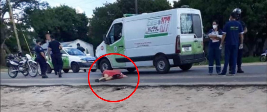 Cayó de la moto en la que circulaba y fue aplastada por un camión