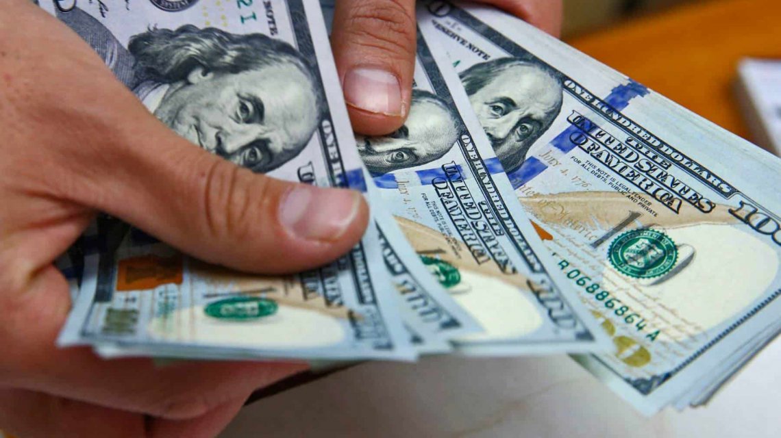Tras dos jornadas de fuertes alzas, el dólar cerró hoy casi estable a 46,33 pesos