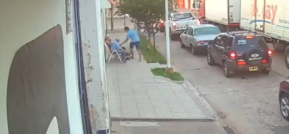Corrientes: asaltó a una pareja de adultos mayores que tomaba mates en la vereda