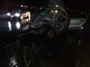 Dos heridos en violento choque entre un auto y un camión