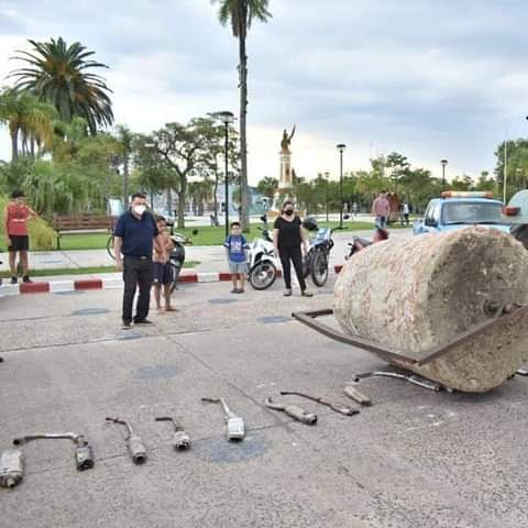 Cansado del ruido: un intendente correntino aplastó caños de escape secuestrados