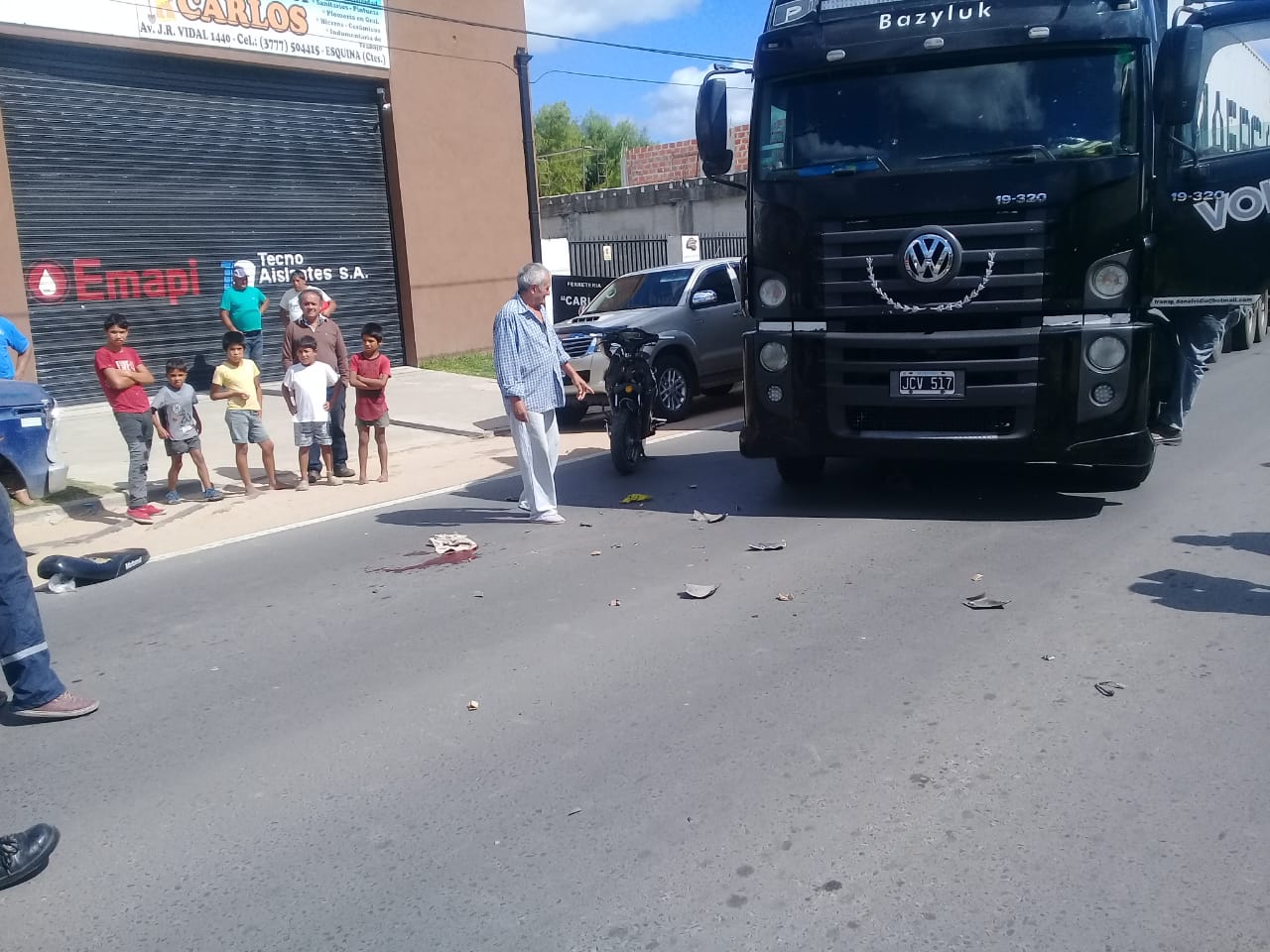 Motociclista gravemente herido tras chocar con un camión