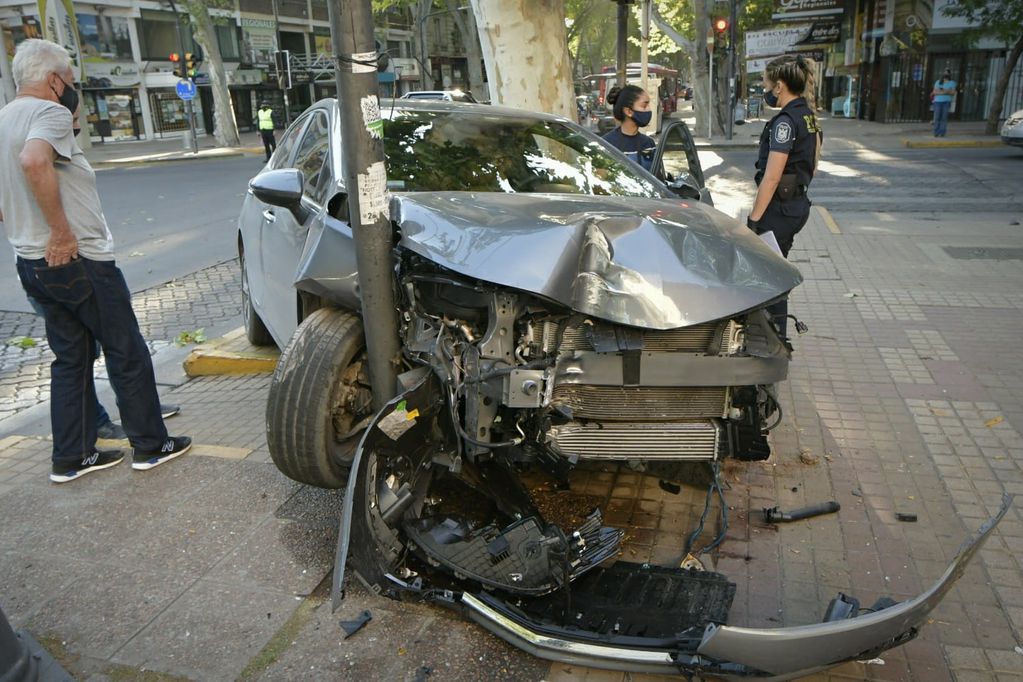 Un playero debía cuidarle el auto a un turista, salió ebrio a manejarlo y lo estrelló contra un poste en Ciudad