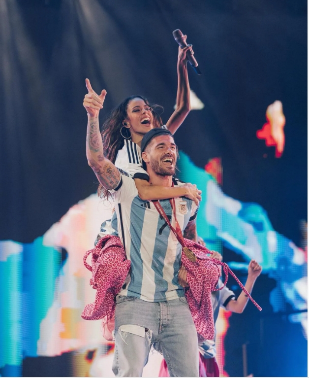 De Paul, con su hija y la Copa del Mundo, en el recital de Tini Stoessel