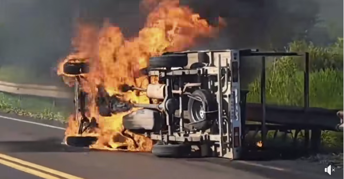 Dos muertos tras volcar y prenderse fuego un camión por Ruta 12: tránsito totalmente cortado