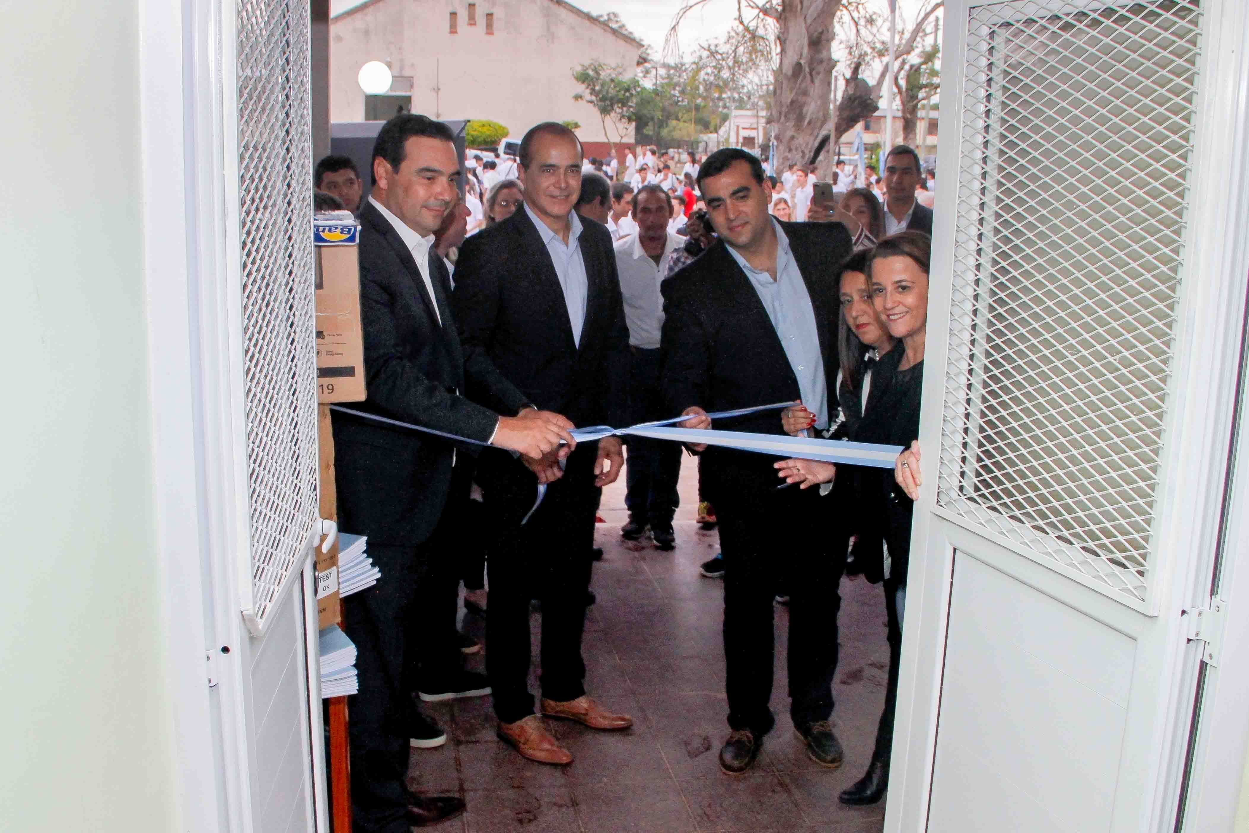 En Santo Tomé, Valdés inauguró infraestructura escolar  y firmó convenios para llevar internet a zonas rurales