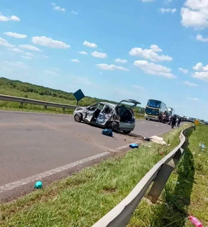 Una mujer falleció tras violento choque entre un auto y un camión