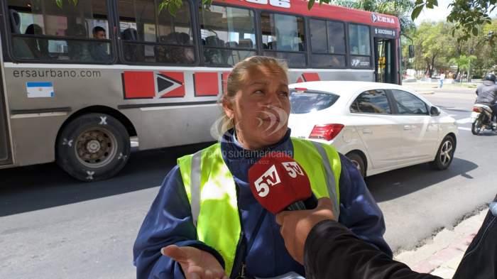 Corrientes: agente de tránsito fue agredida por un motociclista que estacionó en la vereda