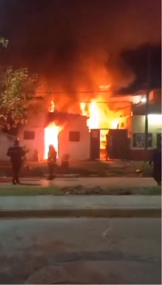 Rescataron a un hombre de 77 años durante el incendio de una vivienda