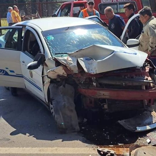 Esquina: Terrible choque entre un auto y un camión
