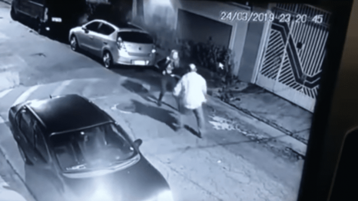 Brasil: Mujer policía fusiló a sujeto que la abordó de manera sorpresiva en la calle