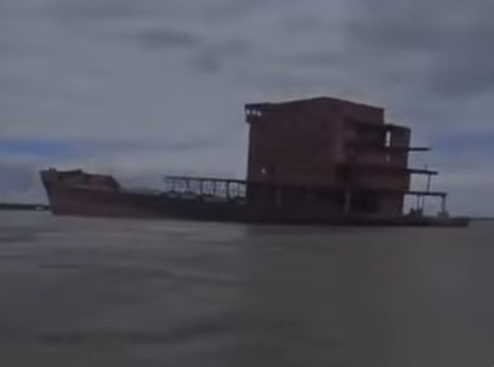 Un barco abandonado quedó a la deriva por la crecida del Paraná en Corrientes