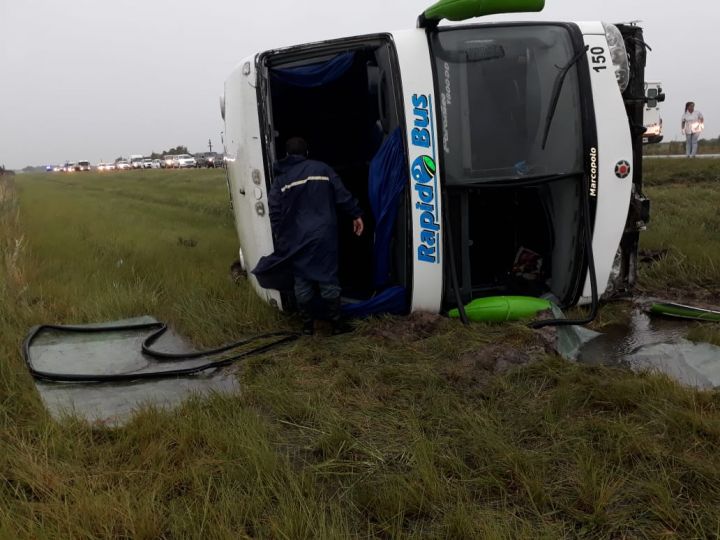 Un colectivo a la altura de San Lorenzo despistó y volcó dejando a una pasajera con lesiones graves